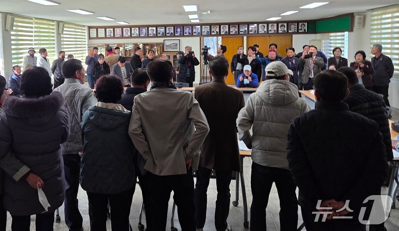 하동군 횡천면 이장협의회가 19일 사퇴서 제출에 앞서 면사무소에서 회의를 진행하고 있다(이장단 제공. 재판매 및 DB금지) 2026.2.19