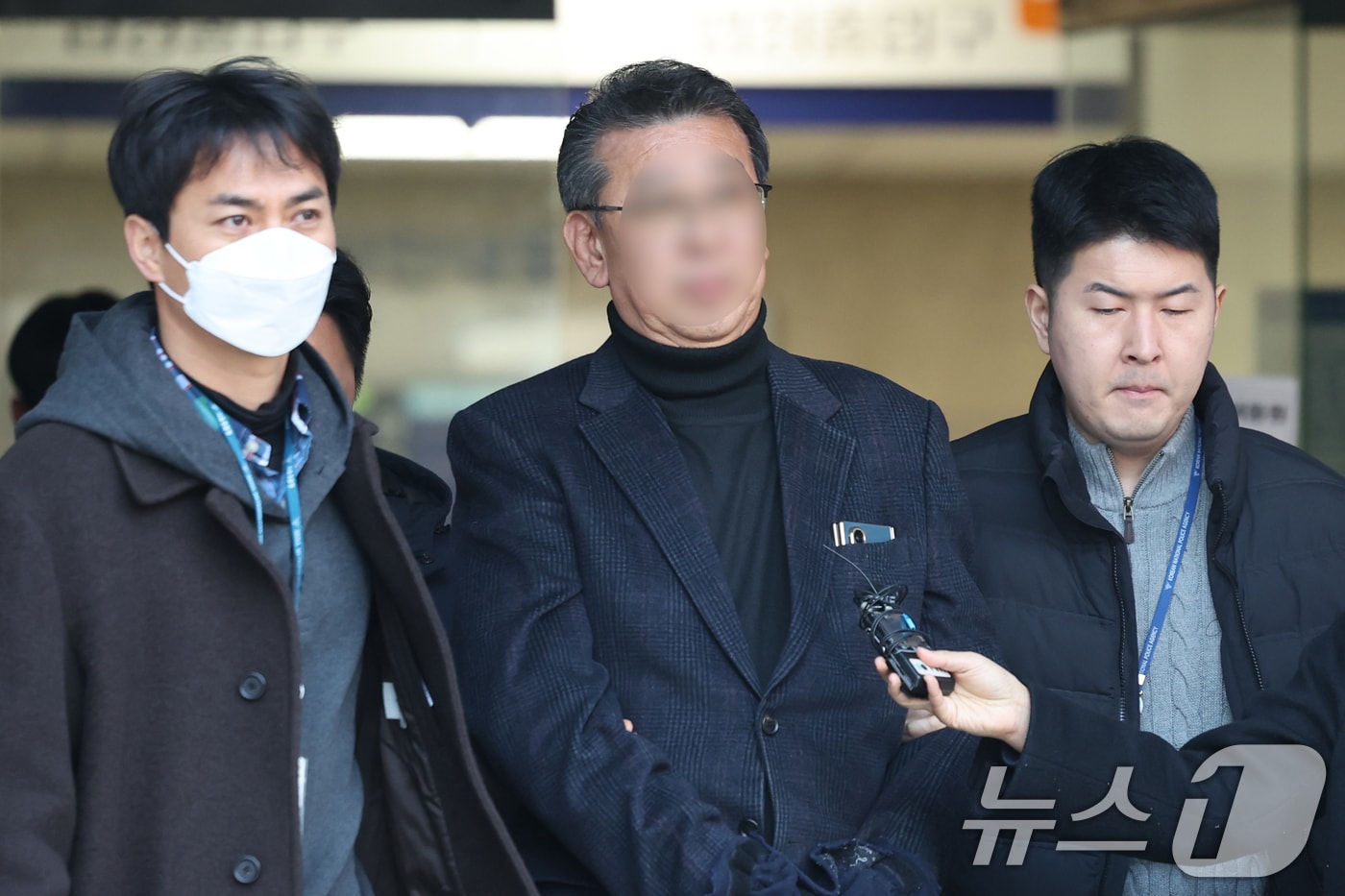 중증 발달장애인 거주 시설 '색동원' 내 입소자들을 성적으로 학대한 의혹을 받는 원장 김 모씨가 19일 서울 서초구 중앙지방법원에서 구속 전 피의자 심문(영장실질심사)을 마친 뒤 구치소로 이동하고 있다. 2026.2.19 ⓒ 뉴스1 안은나 기자