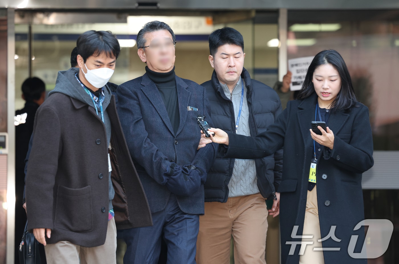 중증 발달장애인 거주 시설 '색동원' 내 입소자들을 성적으로 학대한 의혹을 받는 원장 김 모씨가 19일 서울 서초구 중앙지방법원에서 구속 전 피의자 심문(영장실질심사)을 마친 뒤 구치소로 이동하고 있다. 2026.2.19 ⓒ 뉴스1 안은나 기자