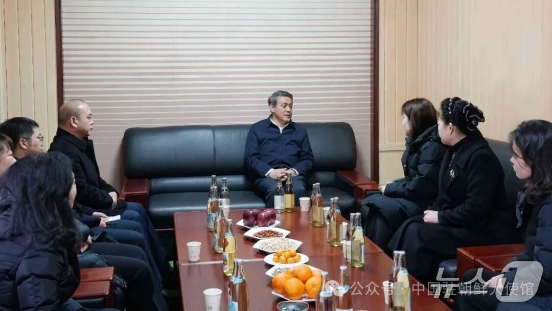 왕야쥔 주북 중국대사가 17일 평양 소재 중국 언론사 및 기업을 방문했다. (사진출처=주북 중국대사관 SNS 계정)