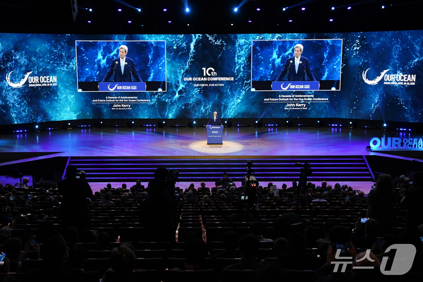 지난해 열린 아워 오션 콘퍼런스 개회식에서 주요 참석 내빈들이 기념 촬영을 하는 모습 (부산시 제공. 재판매 및 DB금지)