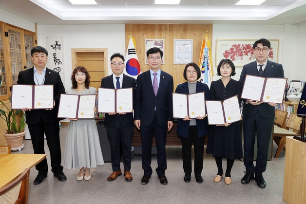 2025년 하반기 적극행정 우수공무원 시상.(충북교육청 제공. 재판매 DB금지)/뉴스1