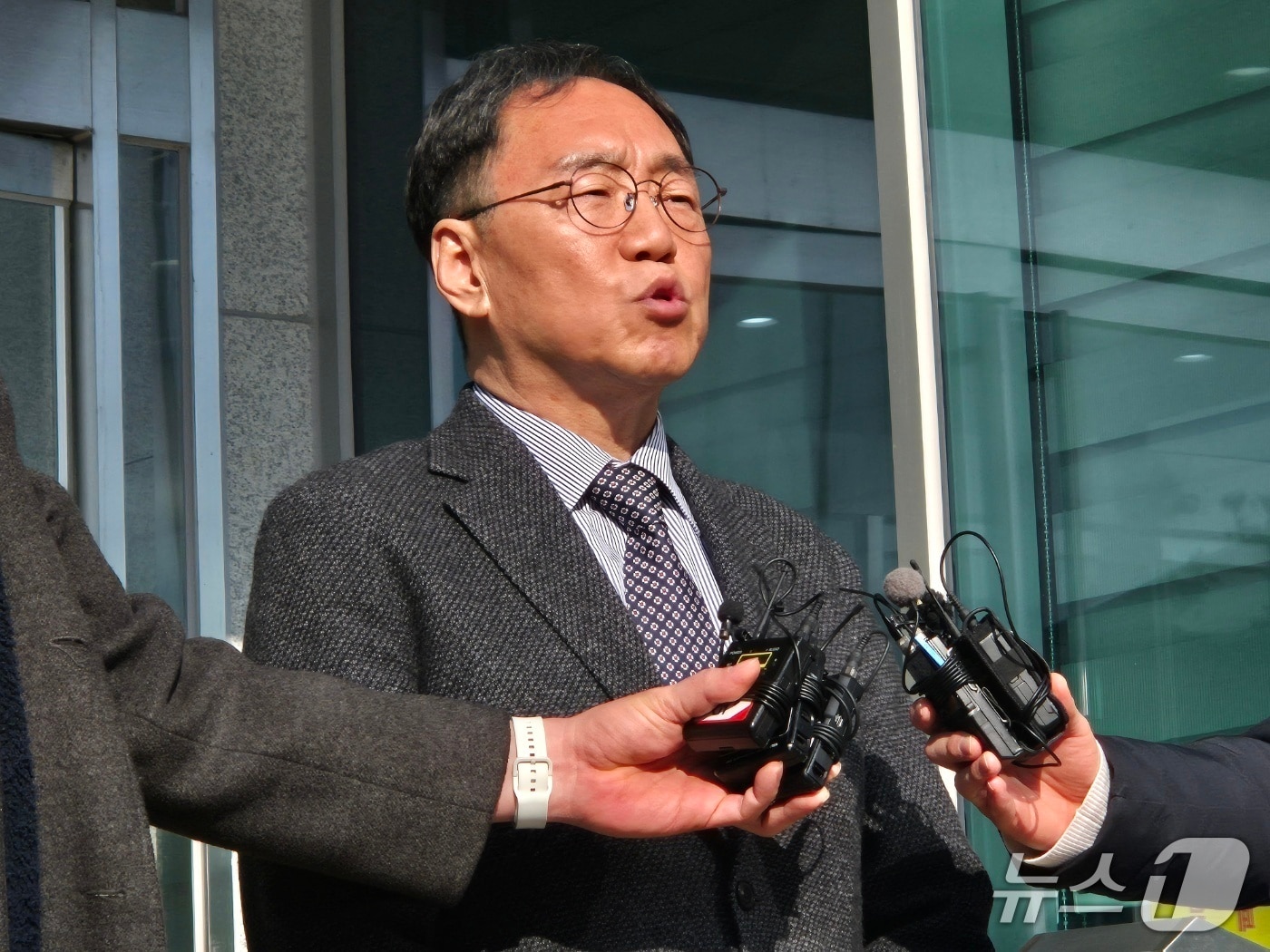 김철수 전 강원 속초시장이 지난 12일 자신의 직권난용권리행사방해 혐의 사건 재판에서 무죄를 선고 받은 뒤 심경을 밝히고 있다.(뉴스1 DB·윤왕근 기자)