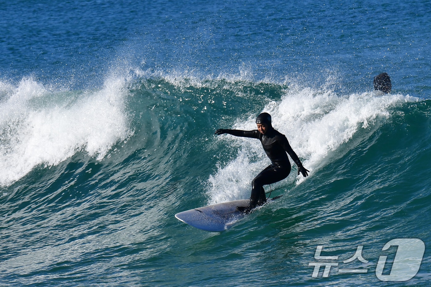 절기상 '우수'인 19일 오후 경북 포항시 북구 용한리 앞바다에서 서퍼들이 파도를 타고 있다. 2026.2.19 ⓒ 뉴스1 최창호 기자