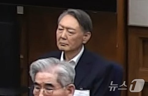 윤석열 전 대통령이 19일 오후 서울 서초구 서울중앙지방법원에서 열린 12·3 비상계엄 관련 내란 우두머리 혐의 사건 1심 선고공판에 출석해 선고를 받고 있다. 이날 재판부는 윤석열 전 대통령에게 무기징역을 선고했다. (서울중앙지법 제공. 재판매 및 DB 금지) 2026.2.19 ⓒ 뉴스1