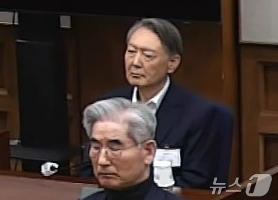 윤석열 전 대통령과 김용현 전 국방부 장관이  19일 오후 서울 서초구 서울중앙지방법원에서 열린 12·3 비상계엄 관련 내란 우두머리 혐의 사건 1심 선고공판에 출석해 자리에 앉아 있다. 서울중앙지법 형사 25부 재판장 지귀연 부장판다는 윤 전 대통령에게 무기징역, 김 전 장관에게 징역 30년형을 각각 선고했다. (서울중앙지법 제공. 재판매 및 DB 금지) 2026.2.19 ⓒ 뉴스1