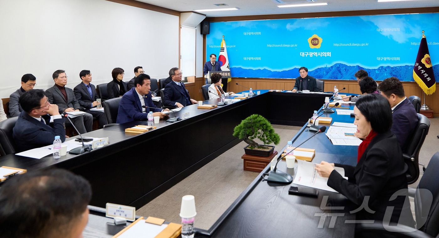 대구시의회가 19일 확대의장단 회의를 열어 최근 국회 행정안전위원회를 통과한 대구경북행정통합특별법의 주요 쟁점과 대응 방향을 논의했다.(대구시의회 제공. 재판매 및 DB금지) ⓒ 뉴스1 김대벽기자