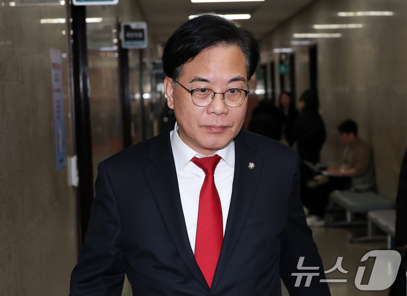 송언석 국민의힘 원내대표가 19일 윤석열 전 대통령 내란 혐의 1심 선고가 진행되는 가운데 서울 여의도 국회 본관 국민의힘 원내대표실로 들어가고 있다. (공동취재) 2026.2.19 ⓒ 뉴스1 이승배 기자