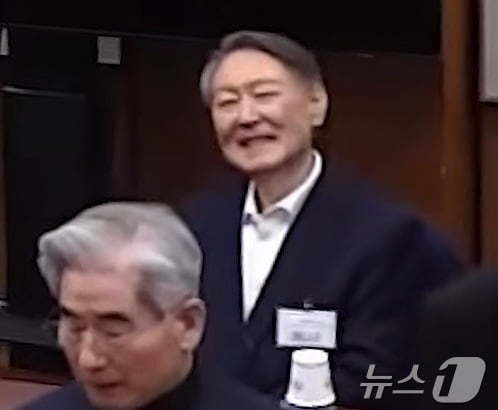 윤석열 전 대통령이 19일 오후 서울 서초구 서울중앙지방법원에서 열린 12·3 비상계엄 관련 내란 우두머리 혐의 사건 1심 선고공판에 출석해 미소를 짓고 있다. (서울중앙지법 제공. 재판매 및 DB 금지) 2026.2.19 ⓒ 뉴스1