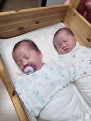 A 씨가 출산한 쌍둥이(경기 부천소방서 제공/뉴스1)
