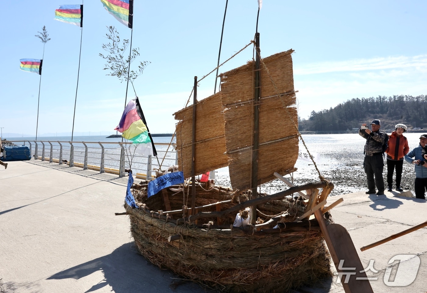 전북 부안의 위도띠뱃놀이 공개행사가 19일 위도면 대리마을에서 열렸자.(부안군 제공. 재판매 및 DB 금지)