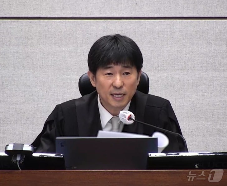 지귀연 부장판사가 19일 오후 서울 서초구 서울중앙지방법원에서 열린 12·3 비상계엄 관련 윤석열 전 대통령 내란 우두머리 혐의 사건 1심 선고공판에서 판결문을 낭독하고 있다. (서울중앙지법 제공. 재판매 및 DB 금지) 2026.2.19 ⓒ 뉴스1