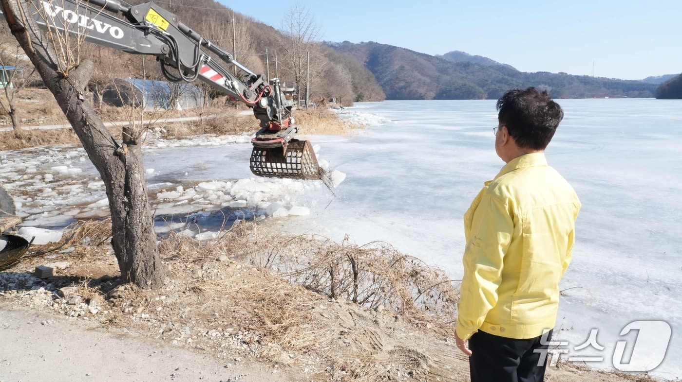 육동한 춘천시장이 19일 사북면 원평리 춘천호 일원을 찾아 얼음낚시터 접근로 얼음 파쇄 현장을 지켜보고 있다.(춘천시 제공, 재판매 및 DB금지)