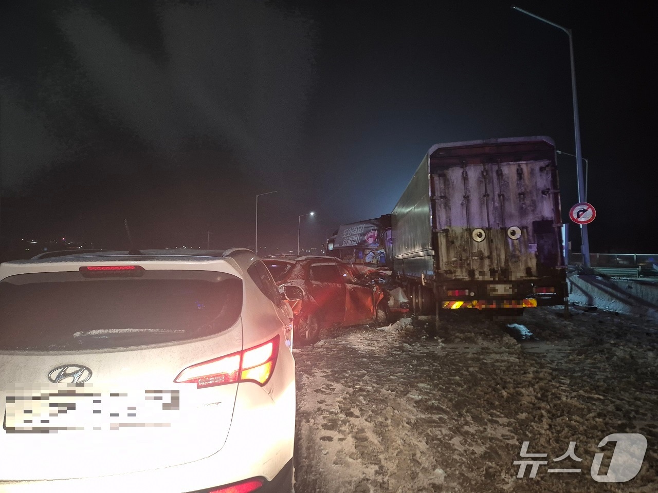  청양 평택부여고속도로 교통사고 현장. (청양소방서 제공, 재판매 및 DB금지) / 뉴스1
