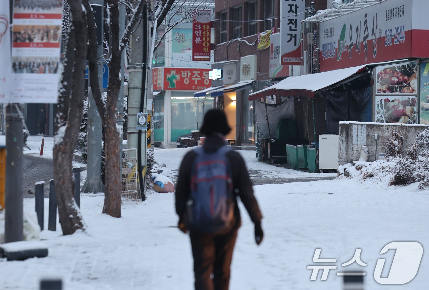 최대 5㎝의 눈이 예보된 2일 광주 북구 오치동에서 시민들이 눈 쌓인 출근길을 걷고 있다. 2026.2.2 ⓒ 뉴스1 박지현 기자