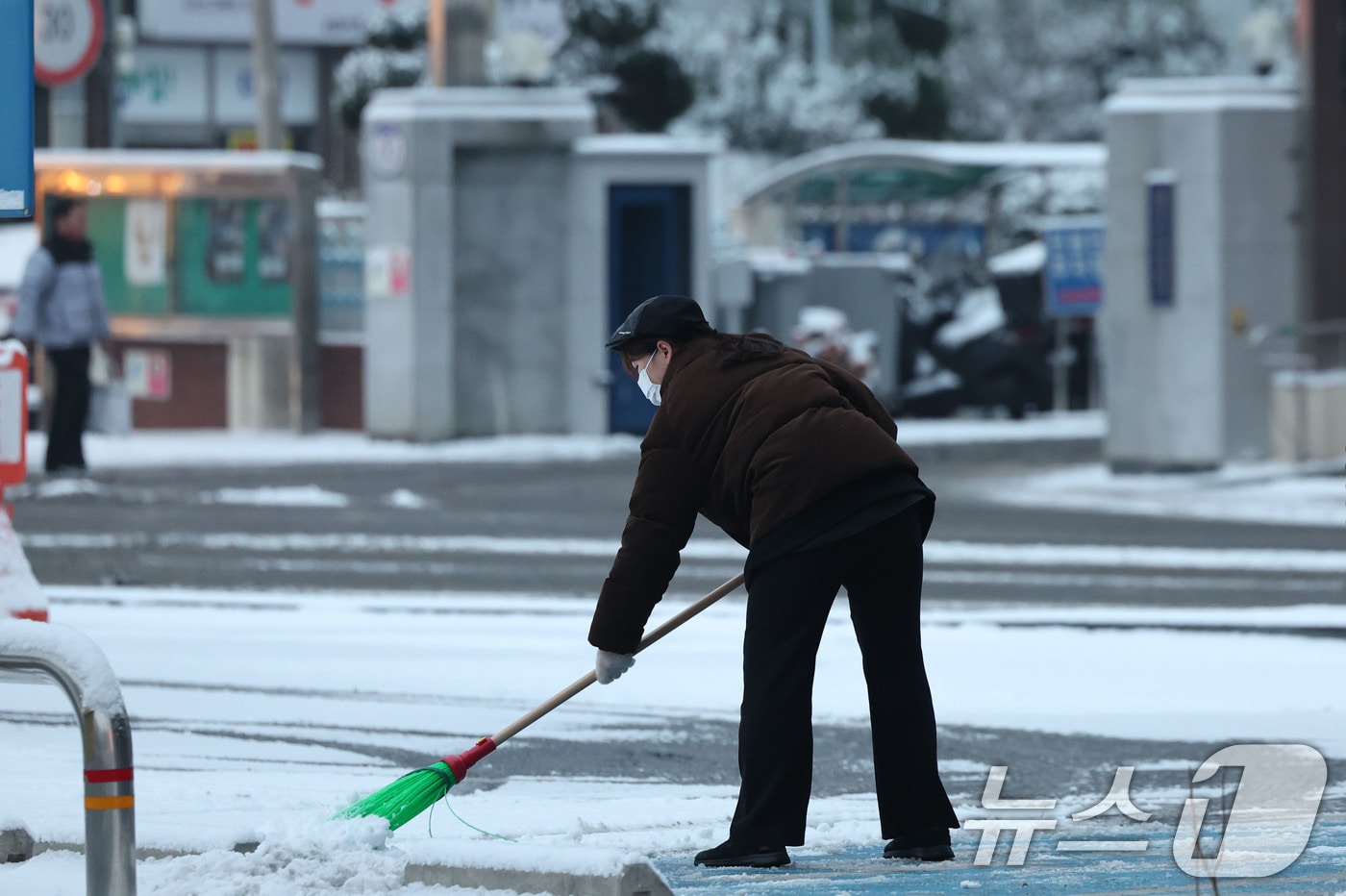 광주 북구 오치동에서 카페 직원이 쌓인 눈을 치우고 있다. 2026.2.2 ⓒ 뉴스1 박지현 기자
