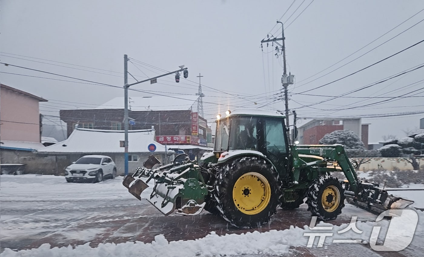 2일 대설주의보가 내려진 전남 영암군 금정면의 한 도로에서 제설작업차가 도로를 제설하고 있다. (독자 제공. 재판매 및 DB금지) 2026.2.2. /뉴스1