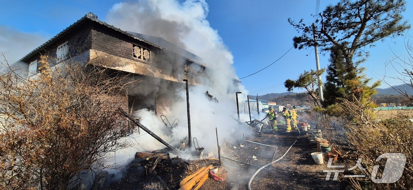청양 목면 본의리 주택 화재 현장. (청양소방서 제공, 재판매 및 DB금지) / 뉴스1 