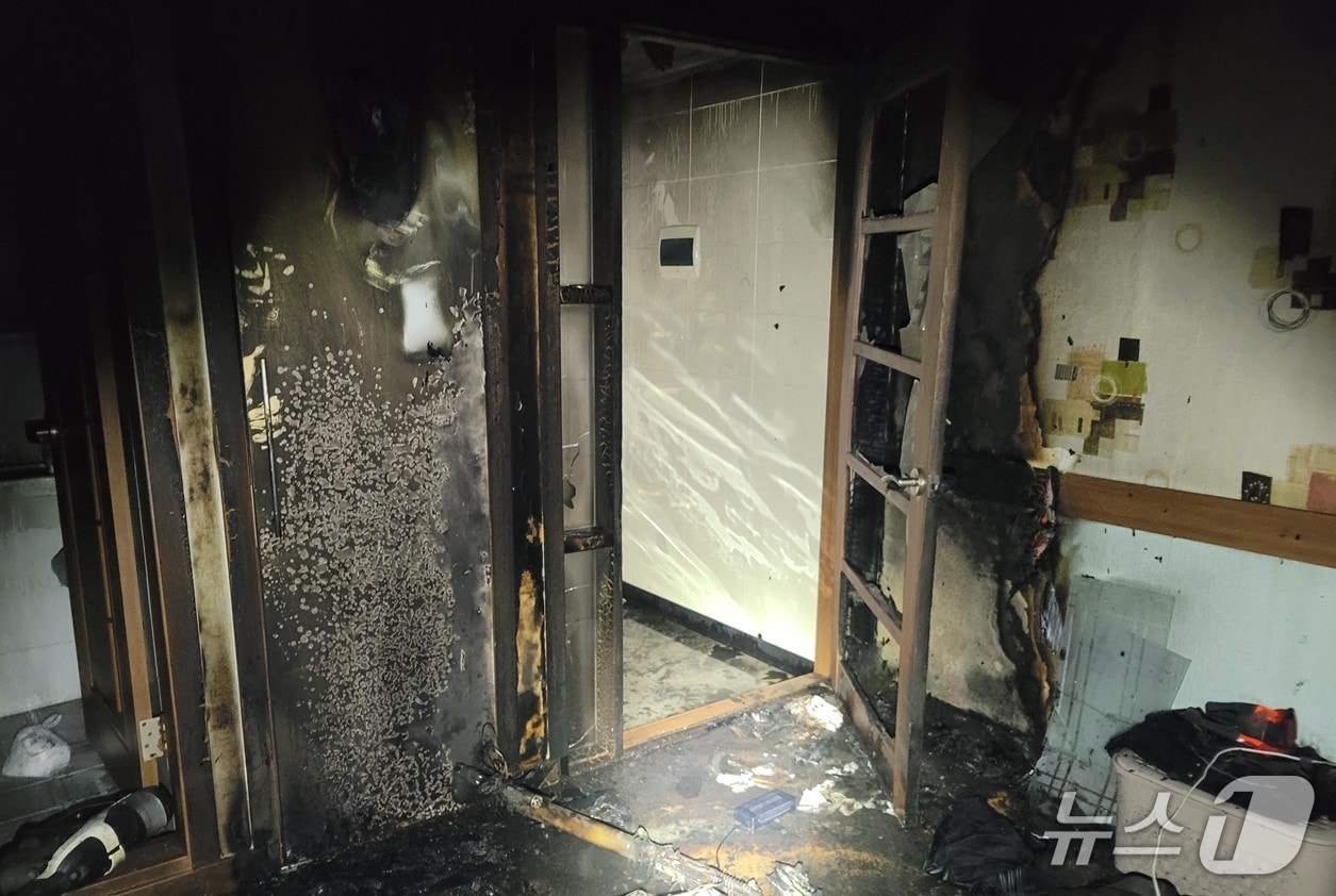 1일 오후 6시50분쯤 경북 구미시 황상동의 원룸 4층에서 불이 나 내부가 새까맣게 탔다.(경북소방본부 제공. 재판매 및 DB금지)/뉴스1
