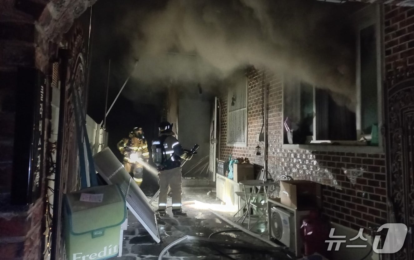 1일 오후 8시 20분쯤 경북 구미시 형곡동 단독주택에서 불이 나 출동한 소방관이 진화작업을 하고 있다.(경북소방 제공. 재판매 및 DB금지)/뉴스1