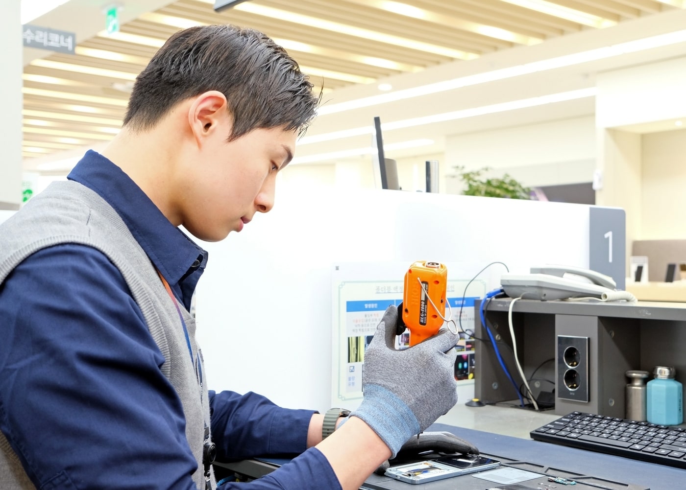 삼성전자서비스 엔지니어가 스마트폰 디스플레이 단품 수리를 진행하는 모습(삼성전자서비스 제공). ⓒ 뉴스1