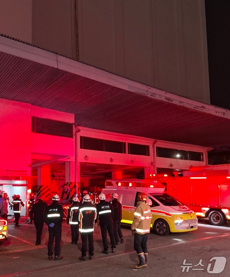 2일 오전 부산 사하구 냉동창고 가스 누출 사고 현장.(부산소방재난본부 제공. 재판매 및 DB 금지)