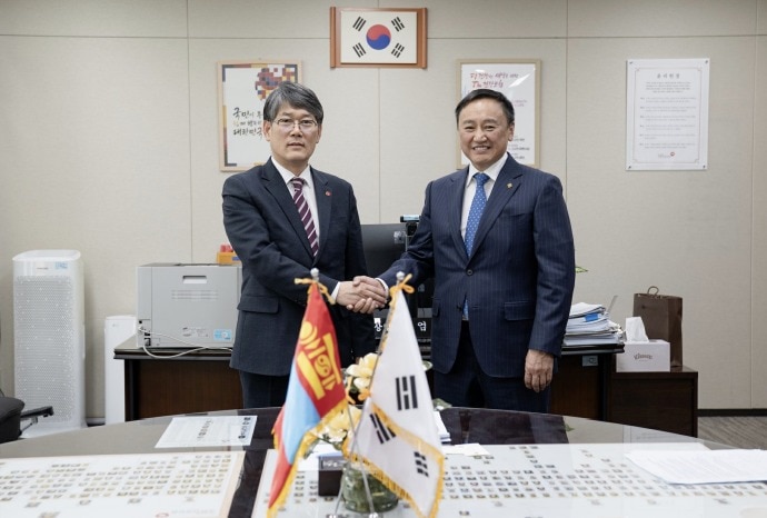 엄호윤 국민건강보험공단 기획상임이사(좌)와 친부렌 지그지드수렌 몽골 보건부 장관(우)이 2일 한-몽 보건의료 협력 강화를 위해 논의했다.(국민건강보험공단 제공)