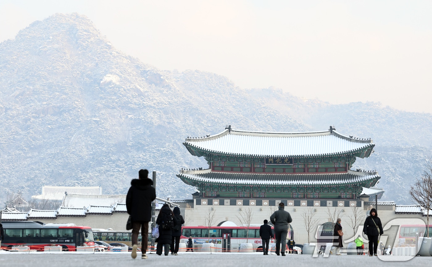 2일 오전 서울 경복궁과 북악산에 밤새 내린 눈이 쌓여 있다. 2026.2.2 ⓒ 뉴스1 구윤성 기자