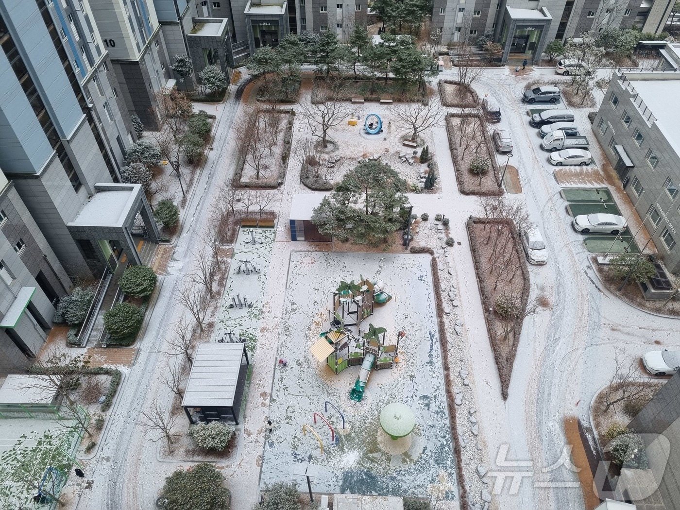 2일 전남 여수 웅천동의 한 아파트단지에 눈이 소복이 쌓여 있다. 2026.2.2/뉴스1 ⓒ News1 황덕현 기후환경전문기자