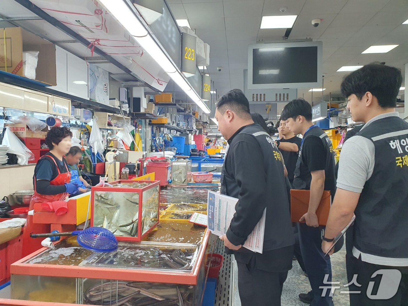 남해해경이 수산시장에서 특별단속을 실시하는 모습 (남해해경 제공. 재판매 및 DB금지)