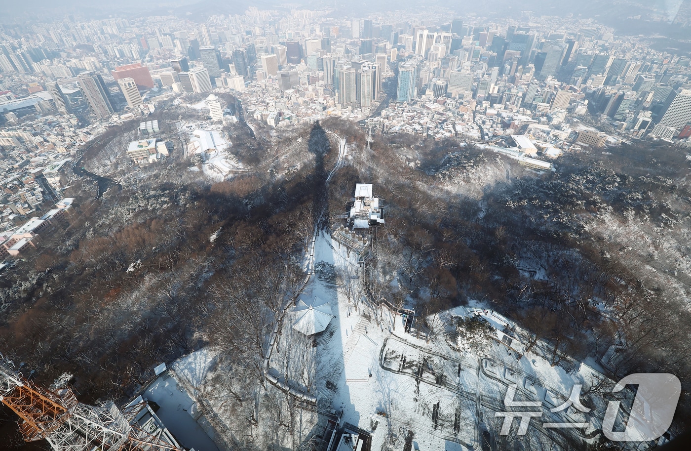 폭설이 내린 2일 오전 서울 용산구 남산 N서울타워에서 바라본 도심에 눈이 쌓여 있다. 2026.2.2/뉴스1 ⓒ News1 김민지 기자