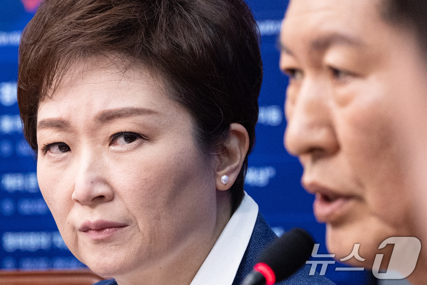 이언주 더불어민주당 최고위원이 2일 서울 여의도 국회에서 열린 최고위원회의에서 정청래 대표를 바라보고 있다. 2026.2.2/뉴스1 ⓒ News1 이승배 기자