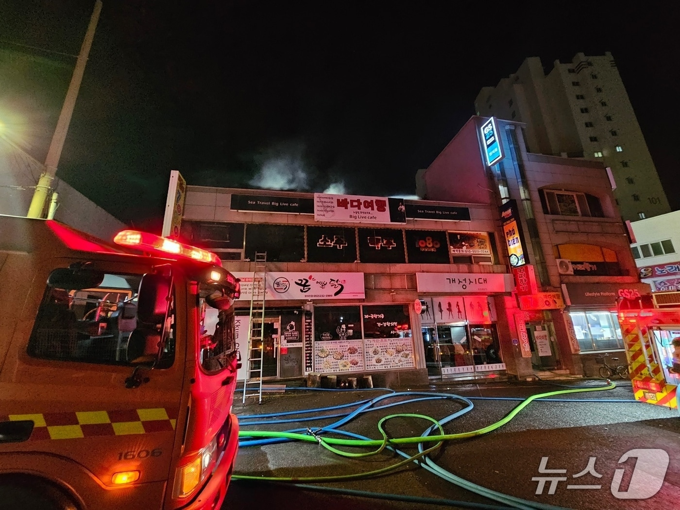 2일 오전 2시 58분께 울산 동구 방어동의 한 상가 2층에서 불이 났다.(울산소방 제공. 재판매 및 DB금지)/뉴스1