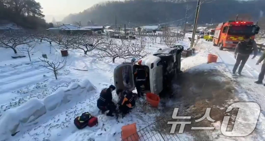 2일 오전 9시 2분쯤 전남 화순군 화순읍에서 눈길로 인한 차량 단독 사고가 발생해 소방당국이 환자를 구조하고 있다. (전남소방본부 제공. 재판매 및 DB금지) 2026.2.2/뉴스1 