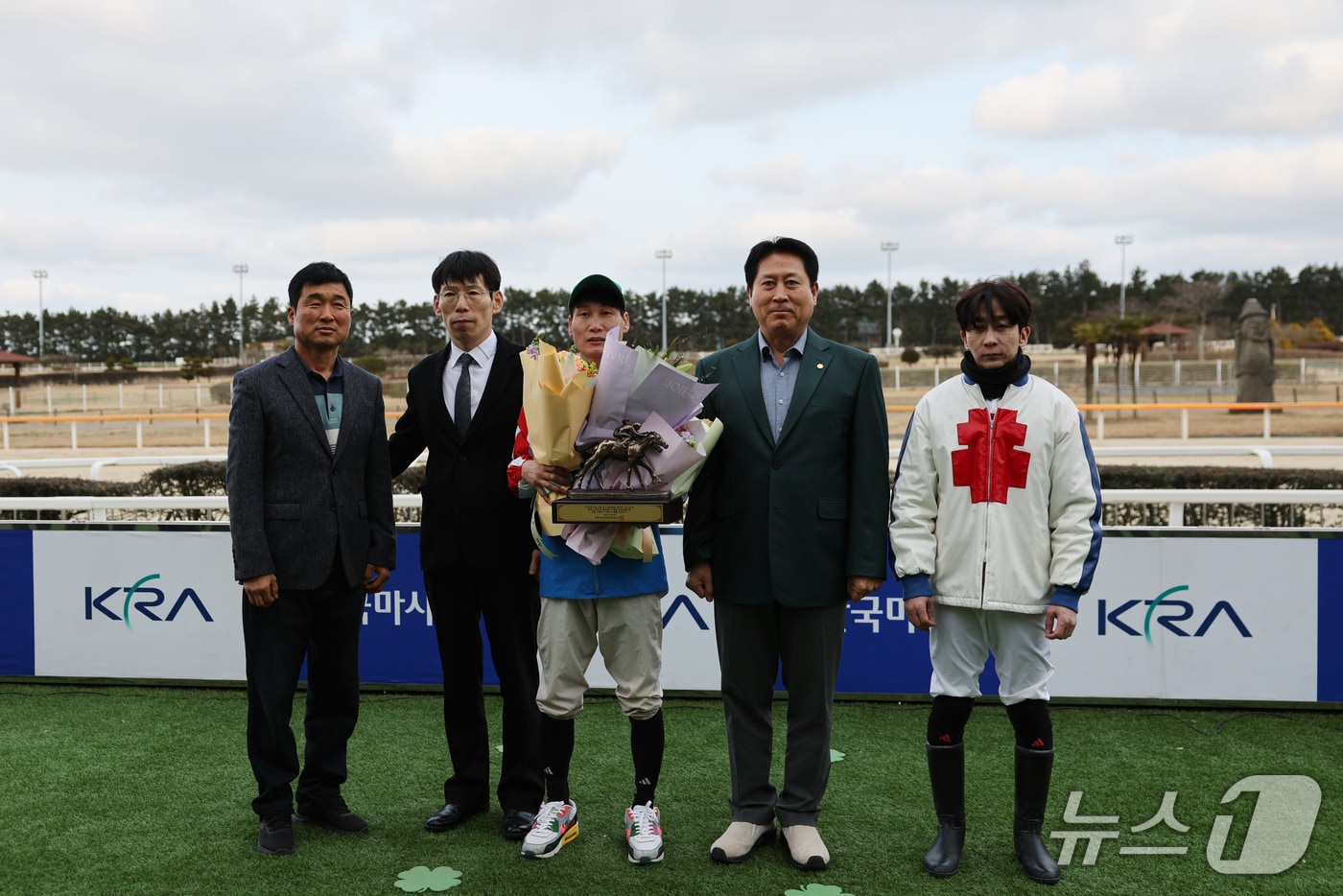 지난달 31일 렛츠런파크 제주에서 열린 박성광 기수(사진 가운데)의 통산 500승 시상식.(한국마사회 제주본부 제공. 재판매 및 DB 금지)