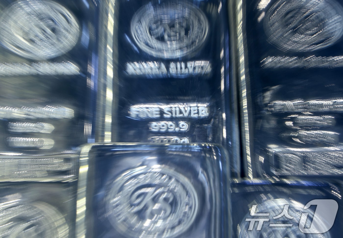 주말동안 국제 금·은 가격이 폭락한 후 진정세를 보이고 있는 2일 서울 시내 금은방에 실버바가 진열돼 있다. 지난달 30일(현지시간)국제 원자재 시장에서 금은 11.39% 하락한 온스당 4745.10, 은 가격은 31.37% 내린 78.531에 마감했다. 2026.2.2/뉴스1 ⓒ News1 최지환 기자