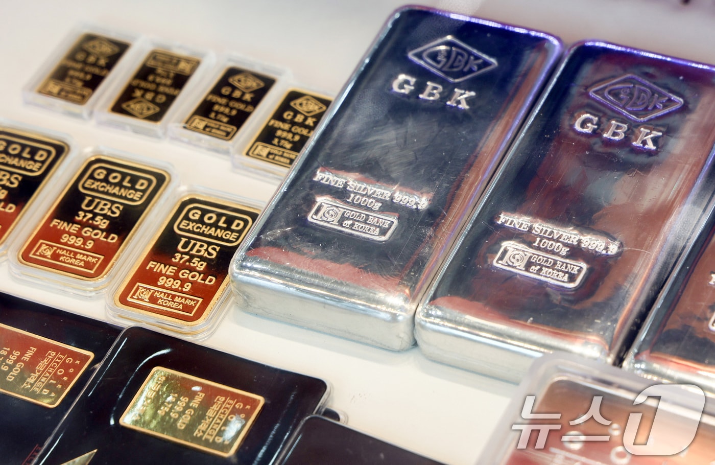 2일 서울 시내 금은방에 금·은 제품이 진열되어 있다. 지난달 30일(현지시간)국제 원자재 시장에서 금은 11.39% 하락한 온스당 4745.10, 은 가격은 31.37% 내린 78.531에 마감했다. 2026.2.2/뉴스1 ⓒ News1 최지환 기자