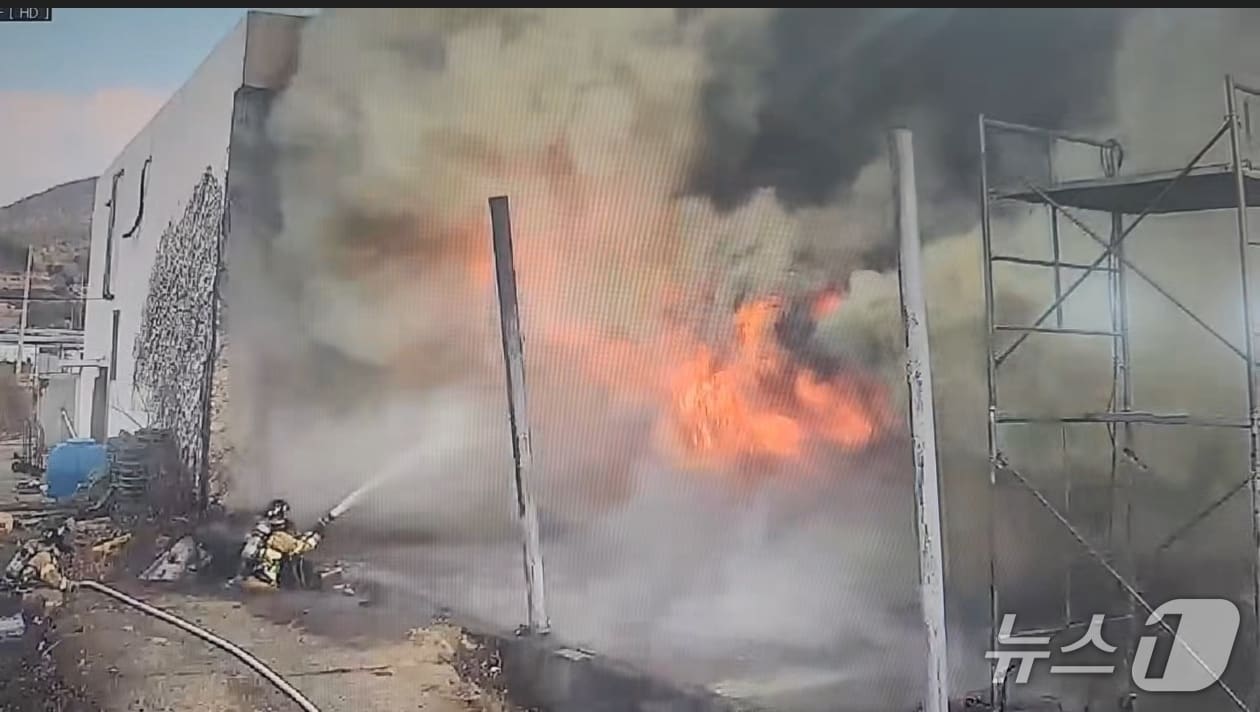 2일 오후 12시 11분쯤 여수시 돌산읍 한 폐공장에서 불이 나 소방당국이 진화작업을 펼치고 있다. (전남소방본부 제공. 재판매 및 DB금지)