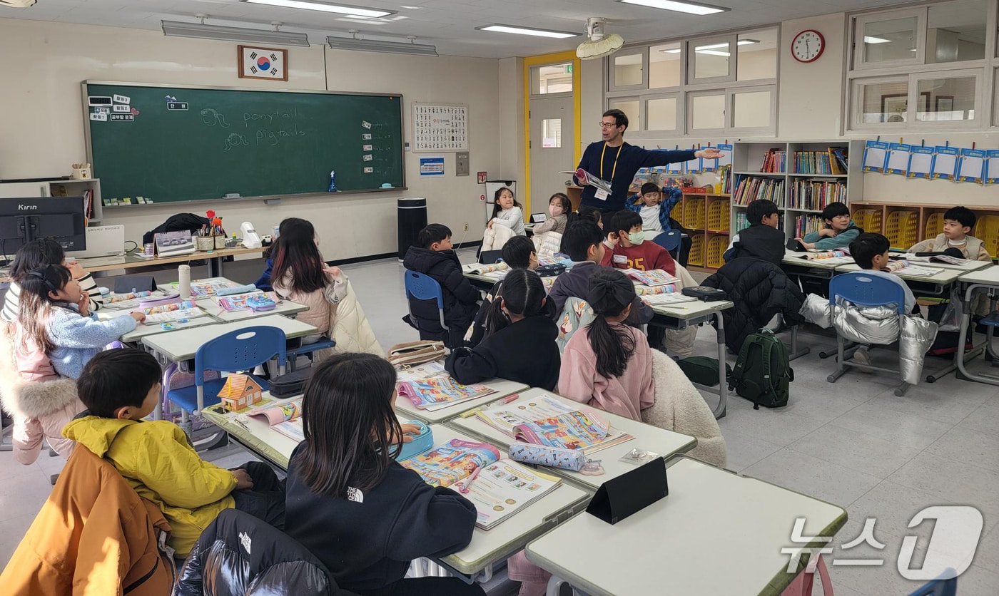 포스코가 포항·광양제철소 직원 자녀를 대상으로 '키즈 잉글리시 캠프'를 오는 11일까지 진행한다.(포스코 제공, 재판매 및 DB 금지)