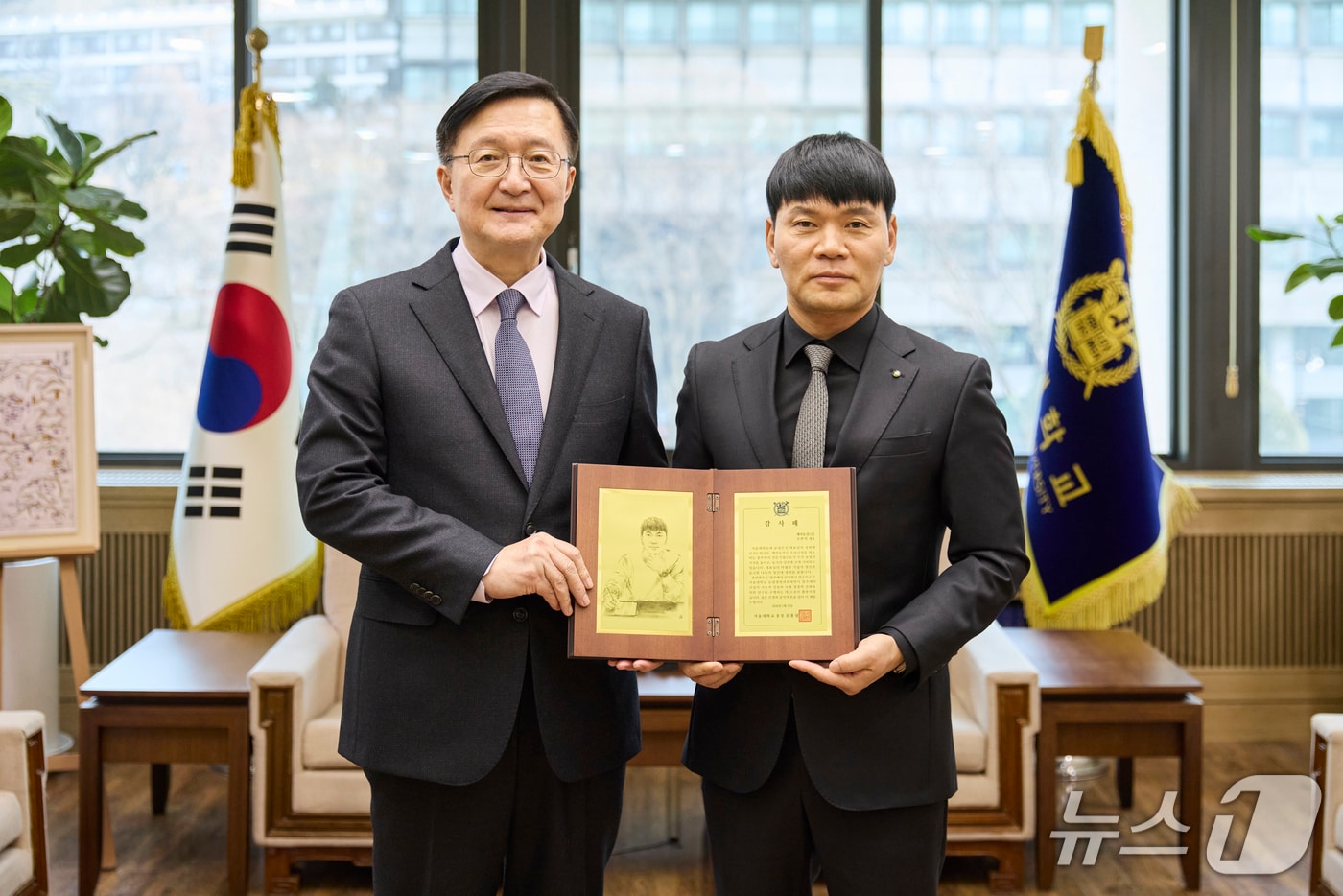 유홍림 서울대 총장이 지난달 30일 관악캠퍼스 행정관에서 조만익 대표에게 감사패를 전달했다. (서울대 제공)