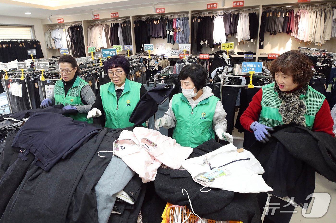 광주 북구가 2일 새 학기를 앞두고 중고 교복을 저렴하게 구매할 수 있는 '상설교복나눔장터'를 운영한다. (광주 북구 제공. 재판매 및 DB 금지)