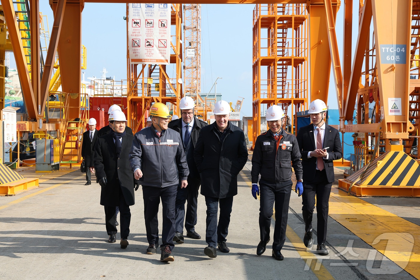 스티븐 퓨어 캐나다 국방조달 특임장관(가운데)이 지난 2일 한화오션 거제사업장을 방문해 이두희 국방부 차관(왼쪽 첫 번째), 김희철 한화오션 대표(왼쪽 두 번째)와 함께 생산시설을 둘러보고 있다. (한화오션 제공. 재판매 및 DB 금지) 2026.2.2/뉴스1