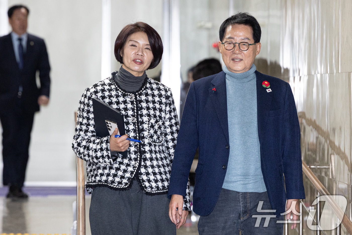 한정애 더불어민주당 정책위의장과 박지원 의원이 지난 2일 서울 여의도 국회에서 열린 정책의원총회에 참석하고 있는 모습. 2026.2.2/뉴스1 ⓒ News1 이승배 기자