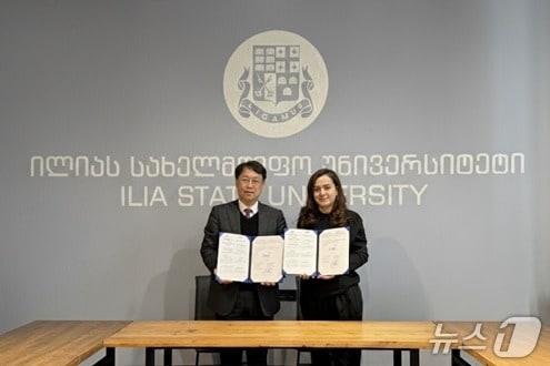 숭실대학교 한국학연구소 K-학술확산연구사업단은 지난 29일 조지아 트빌리시에 있는 일리아국립대학교와 한국학 학술 교류 및 한국 전통예술·문화 분야 K-MOOC 강좌 활용을 위한 업무협약을 체결했다.(숭실대 제공)