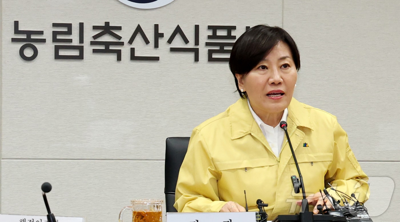 송미령 농림축산식품부 장관이 2일 세종시 정부세종청사 재난상황실에서 가축전염병 중앙사고수습본부회의를 주재하며 방역 상황을 점검하고 있다. 2026.2.2 ⓒ 뉴스1 김기남 기자