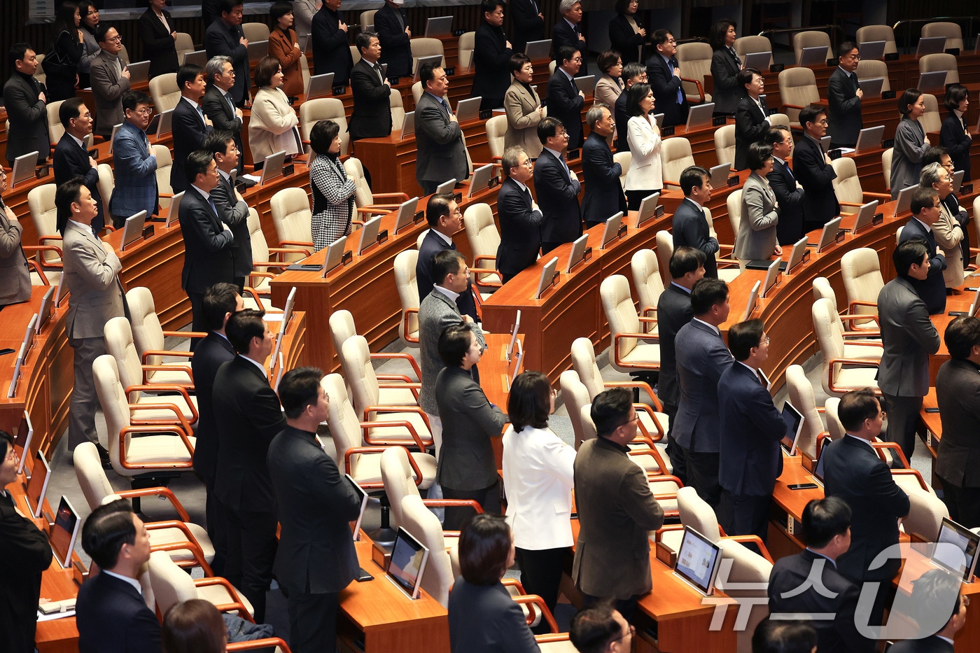 2일 서울 여의도 국회에서 열린 제432회국회(임시회) 개회식에서 의원들이 국민의례를 하고 있다. 2026.2.2/뉴스1 ⓒ News1 신웅수 기자