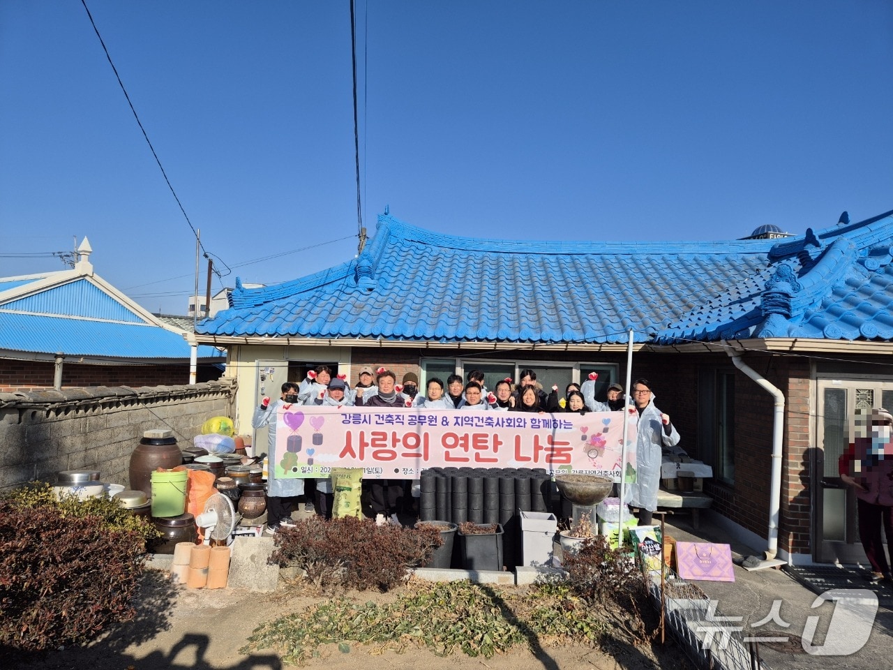 강원 강릉시 건축직 공무원들과 강릉시 건축사협회는 지난달 31일 겨울철 난방에 어려움을 겪는 취약계층을 돕기 위해 연탄 나눔 봉사활동을 실시했다.(강릉시 제공, 재판매 및 DB 금지) 2026.2.2/뉴스1
