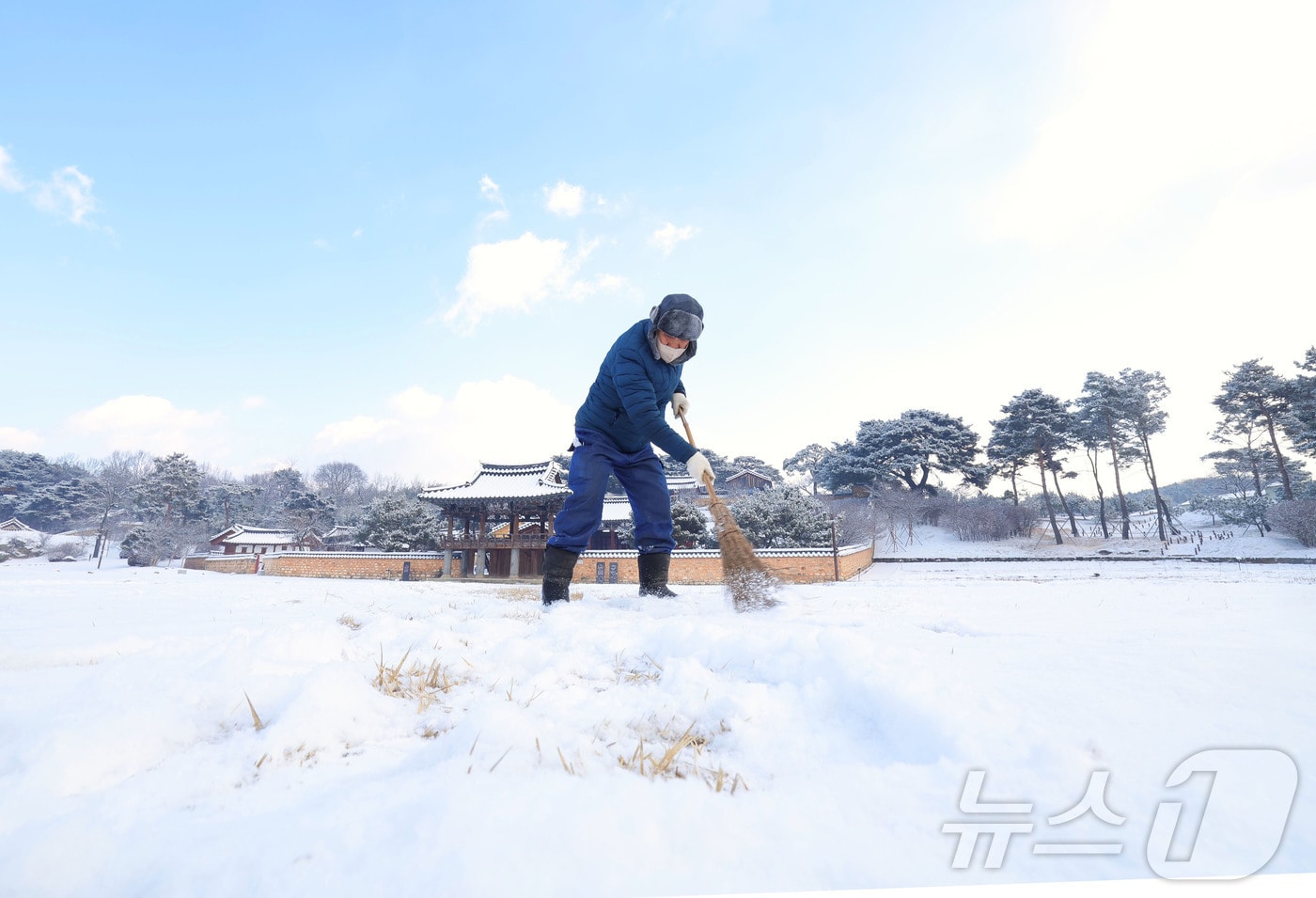 봄의 시작을 알리는 절기상 입춘(立春)을 이틀 앞둔 2일 경남 함양군 수동면 남계서원에서 한 유림이 빗자루로 눈을 치우고 있다. (함양군 제공. 재판매 및 DB 금지) 2026.2.2/뉴스1