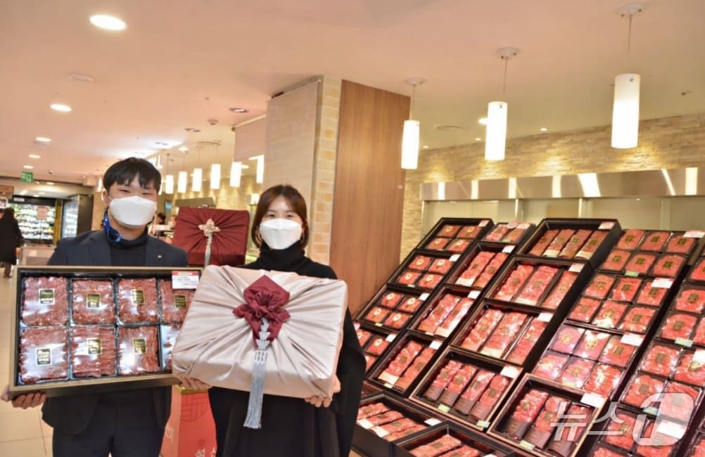 대구백화점 프라자점 직원들이 한우 세트를 들어 보이고 있다.(대구백화점 제공, 재판매 및 DB 금지)