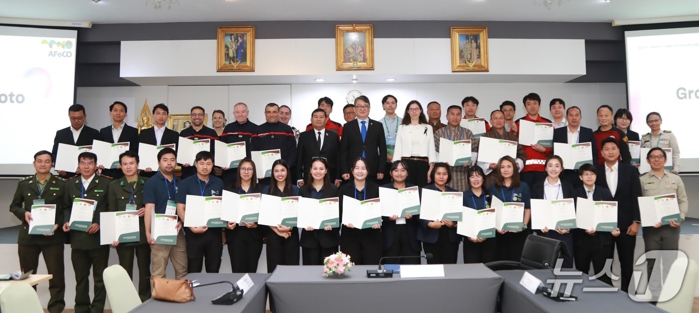 아시아 산불 교관 양성 과정 폐막식에서 참석자들이 기념사진을 촬영하고 있다. (산림청 제공.재판매 및 DB금지)/뉴스1